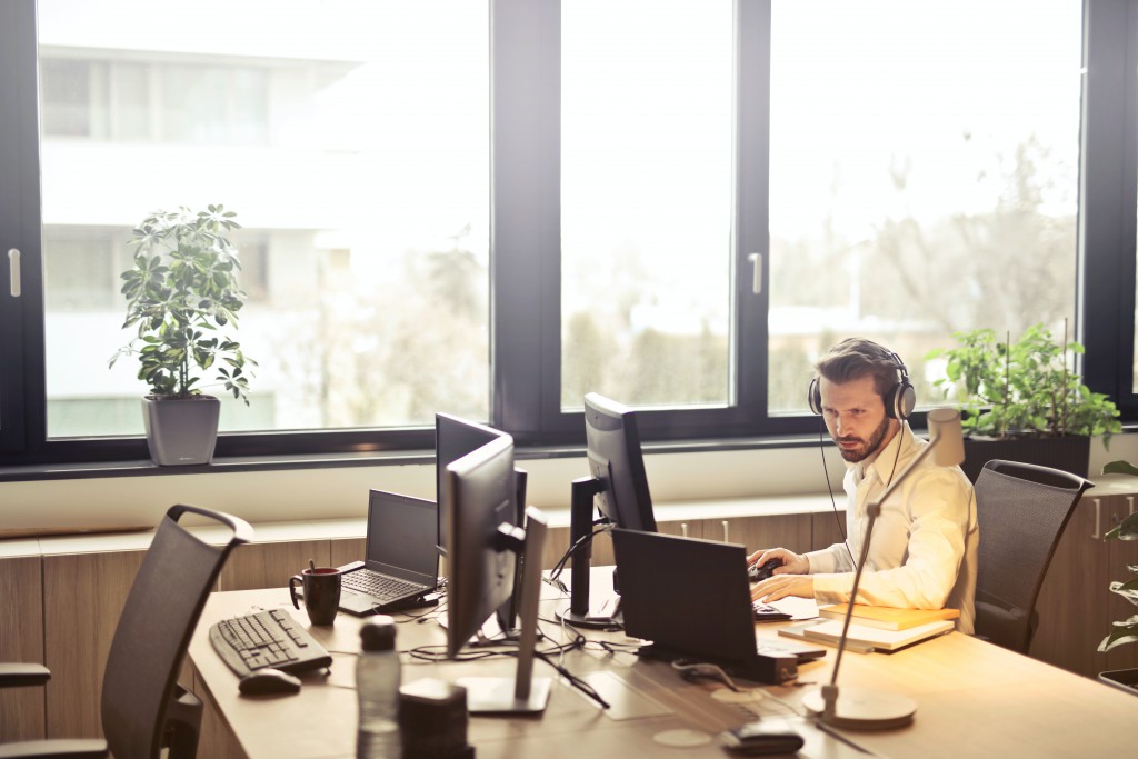 man-with-headphones-facing-computer-monitor-845451 man-with-headphones-facing-computer-monitor-845451